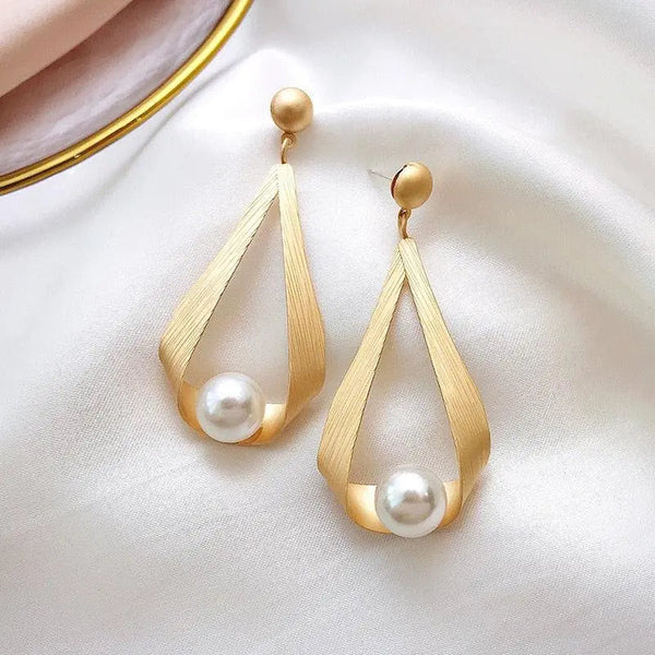 Crystal earrings and round pearls 1