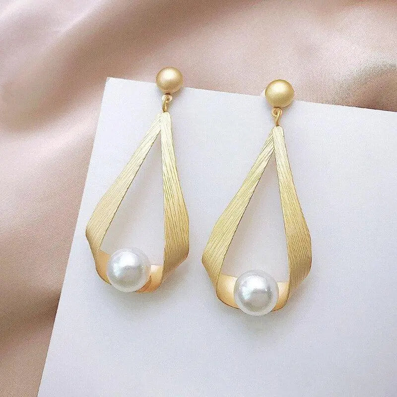 Crystal earrings and round pearls 2
