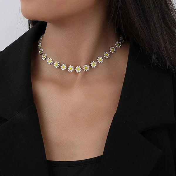 Daisy Necklace in Gold 1