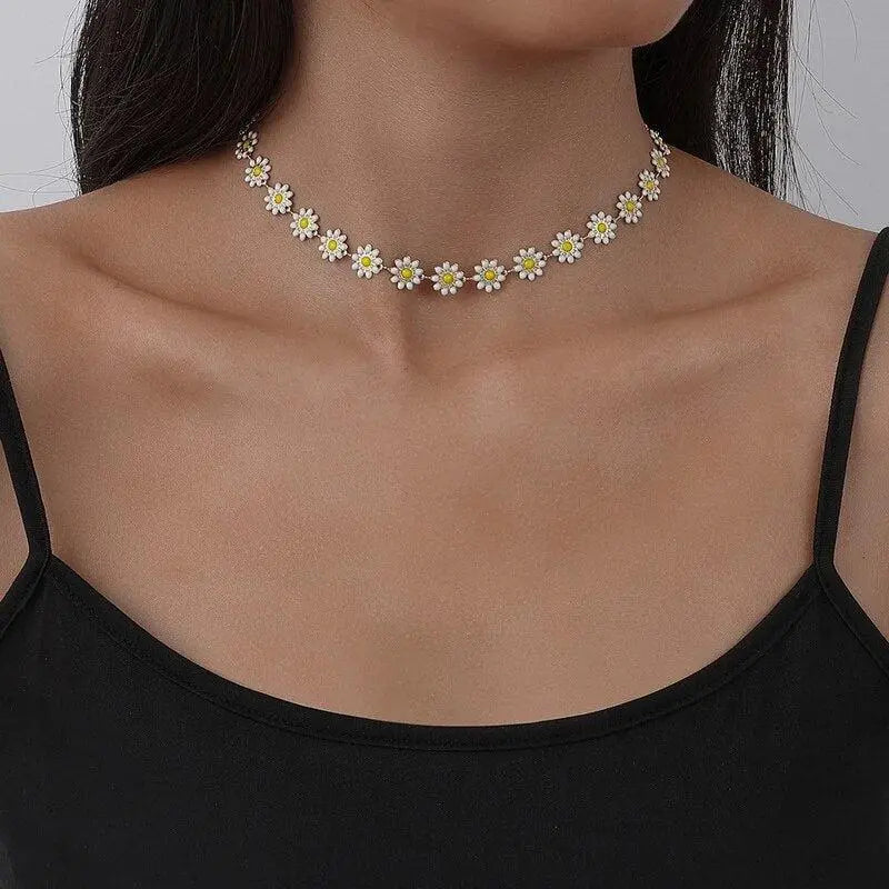 Daisy Necklace in Gold 2