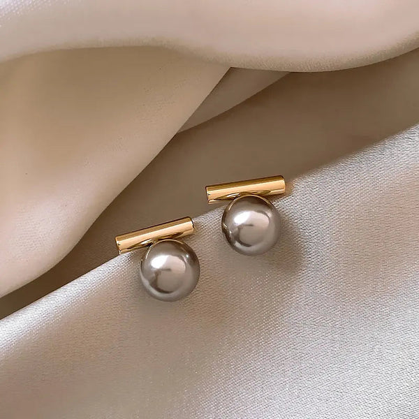 Elegant Dark Pearl Earrings in Gold 0