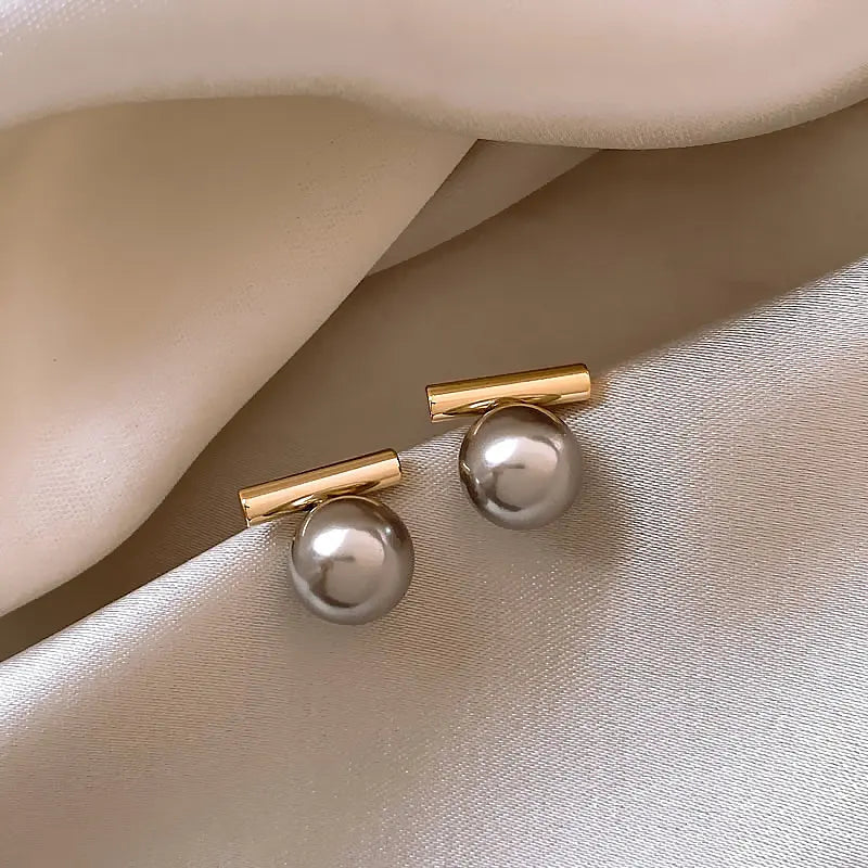 Elegant Dark Pearl Earrings in Gold 0