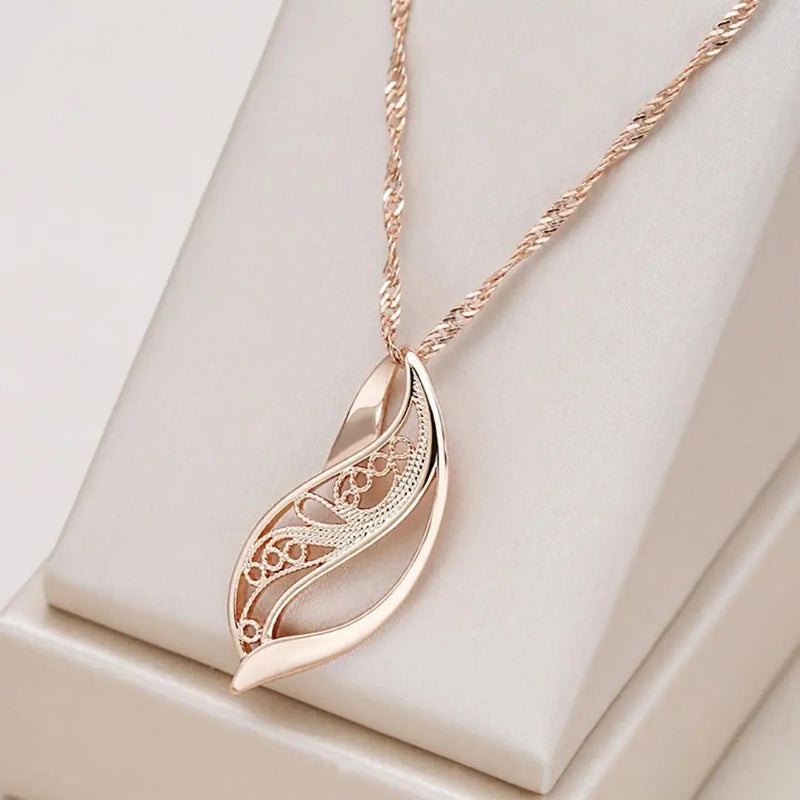 Elegant Harmonious Necklace in Gold 0
