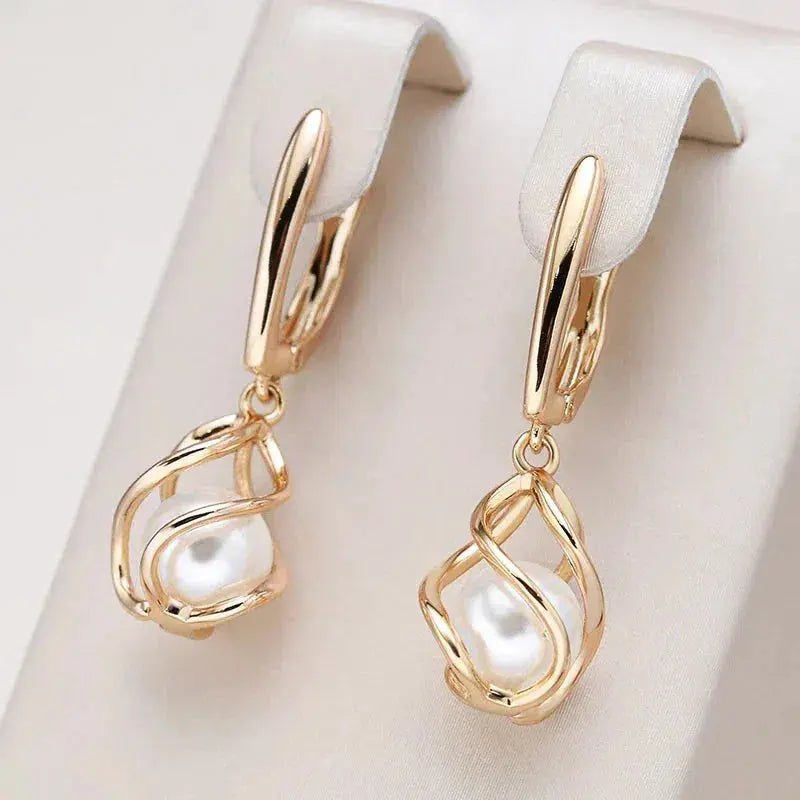 Elegant Pearl Earrings in Gold 0