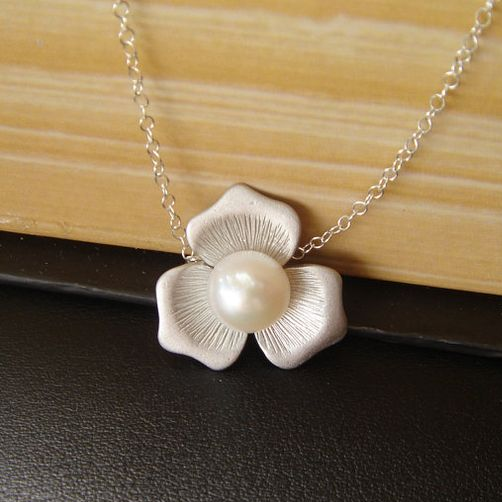 Elegant White Pearl Flower Necklace 0