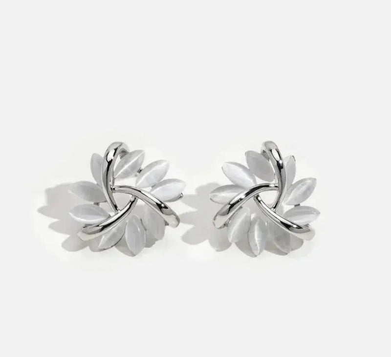 Elegant and exquisite opal petal circle stud earrings in gold 2