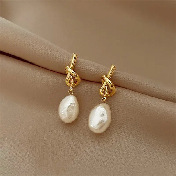 Elegant baroque pearl earrings in gold 0