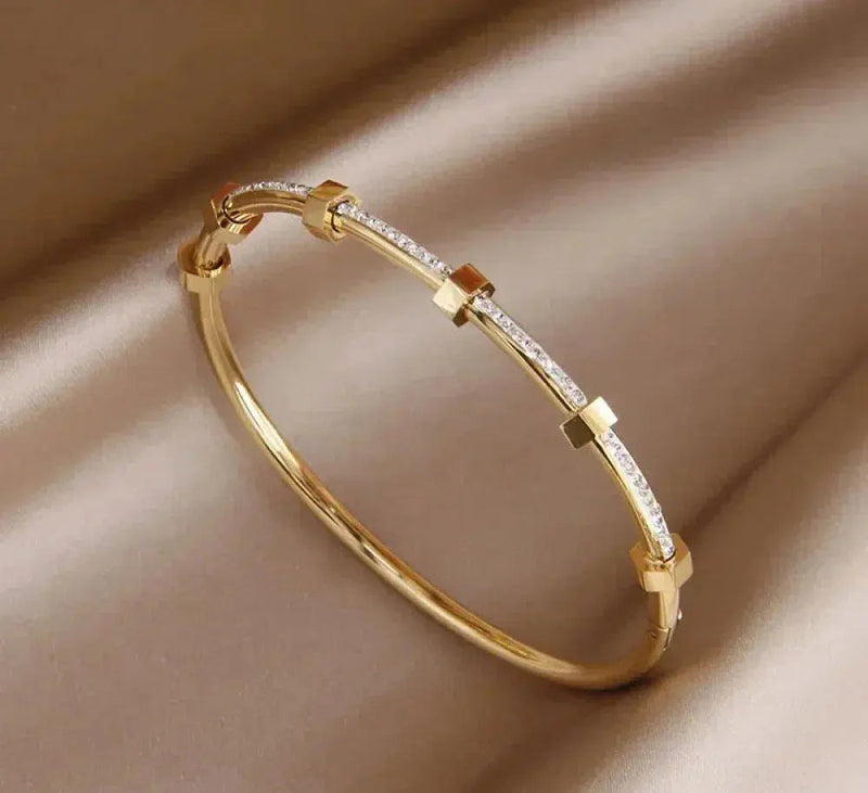 Elegant bright golden bracelet 0