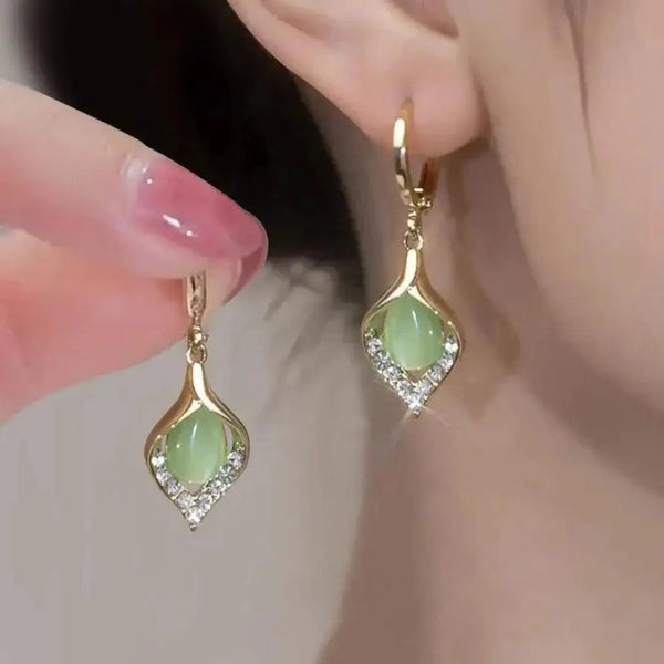 Elegant earrings with sparkling green crystals 0