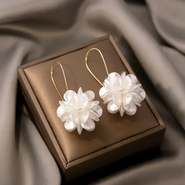 Elegant earrings with white flowers 0