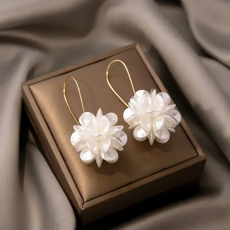 Elegant earrings with white flowers 0