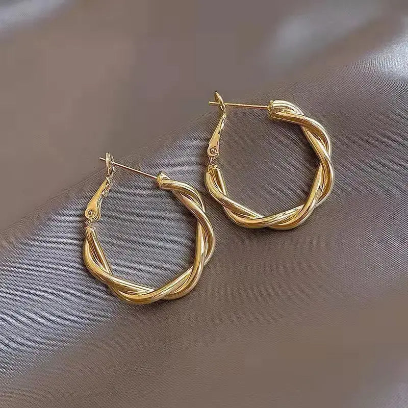 Elegant golden knotted earrings 0