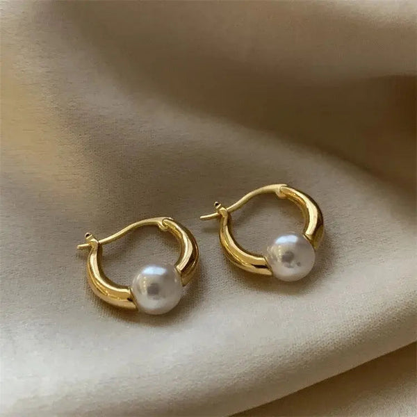 Elegant golden pearl earrings 0