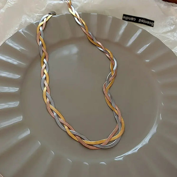 Elegant necklace made of gold and silver 0