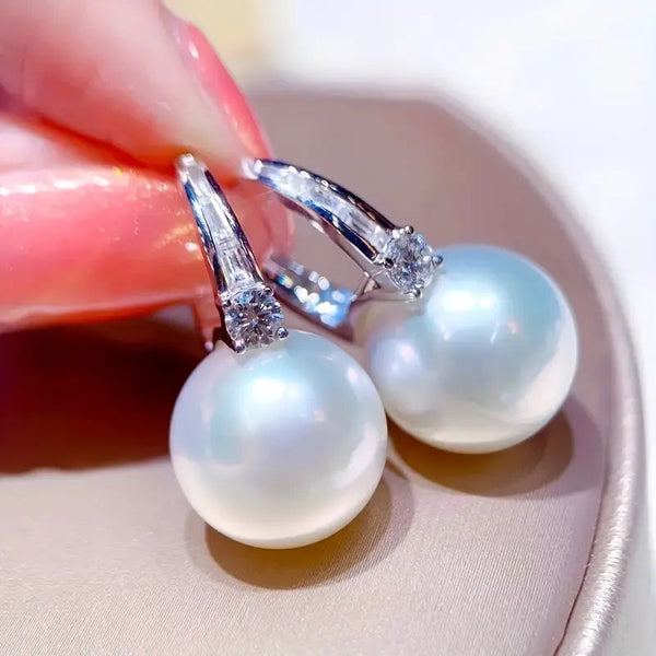 Elegant pearl earrings in shiny silver 0