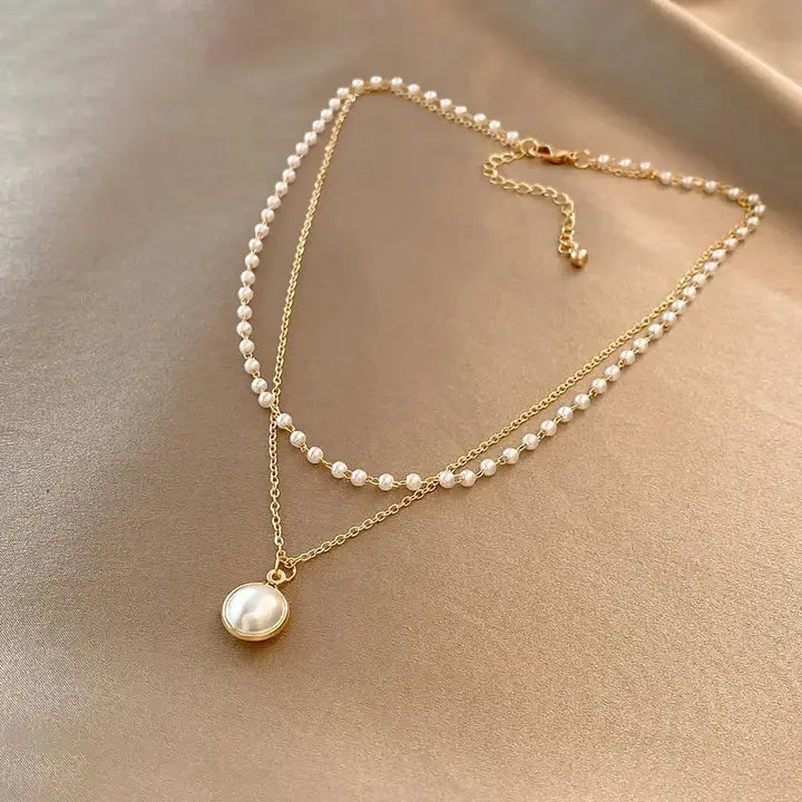 Elegant pearls in gold necklace 0