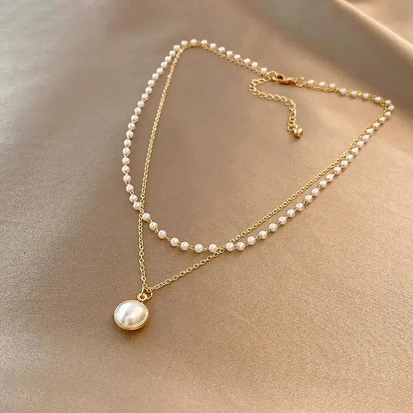 Elegant pearls in gold necklace 0