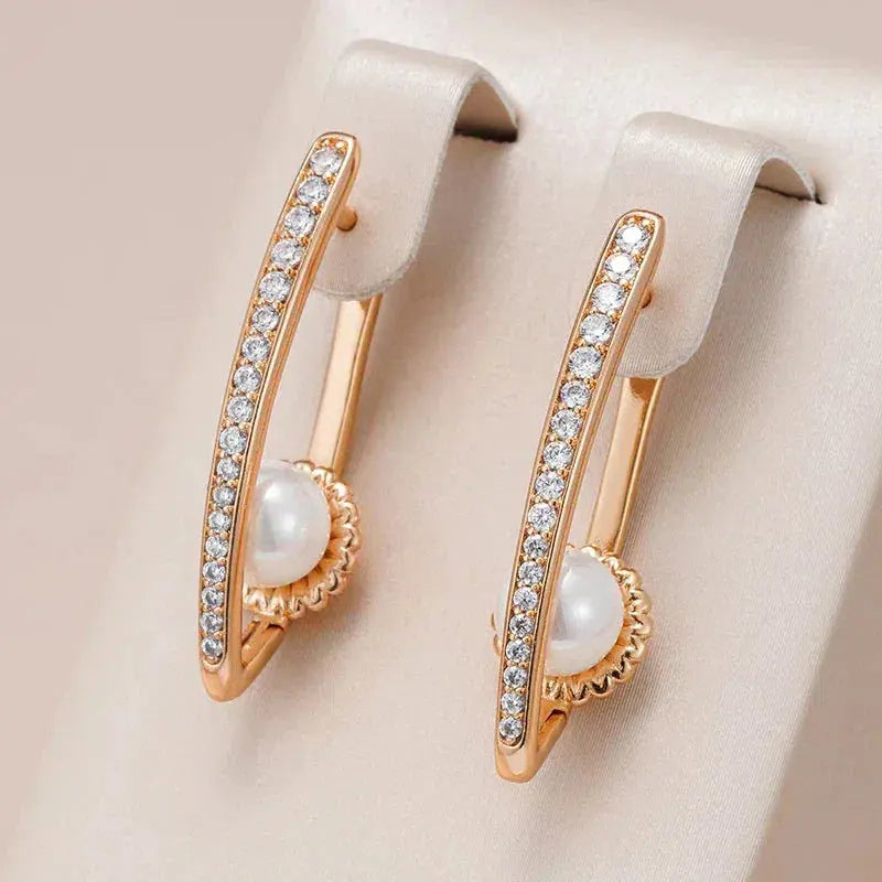 Elegant pointed earrings with pearl and zirconia in gold 0