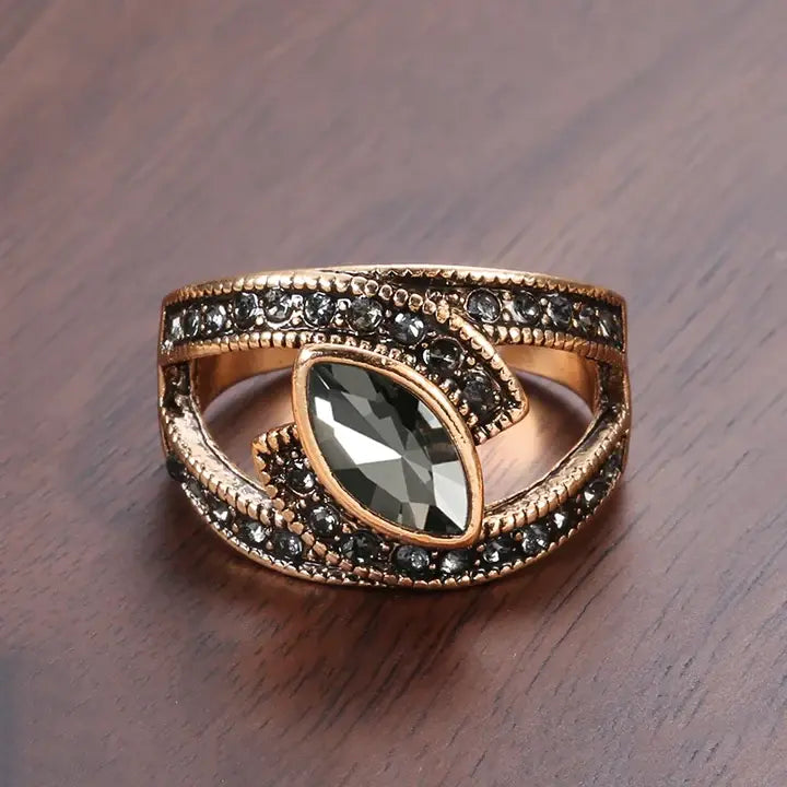 Elegant ring with black crystal 0