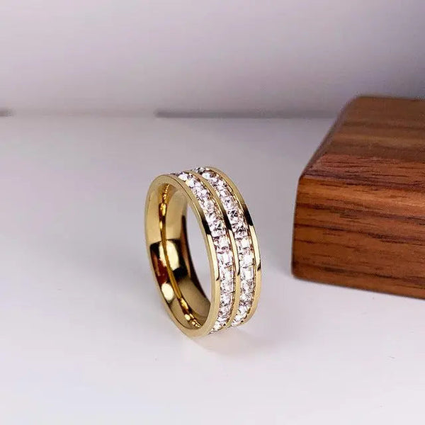 Elegant ring with double zirconia inlay 1