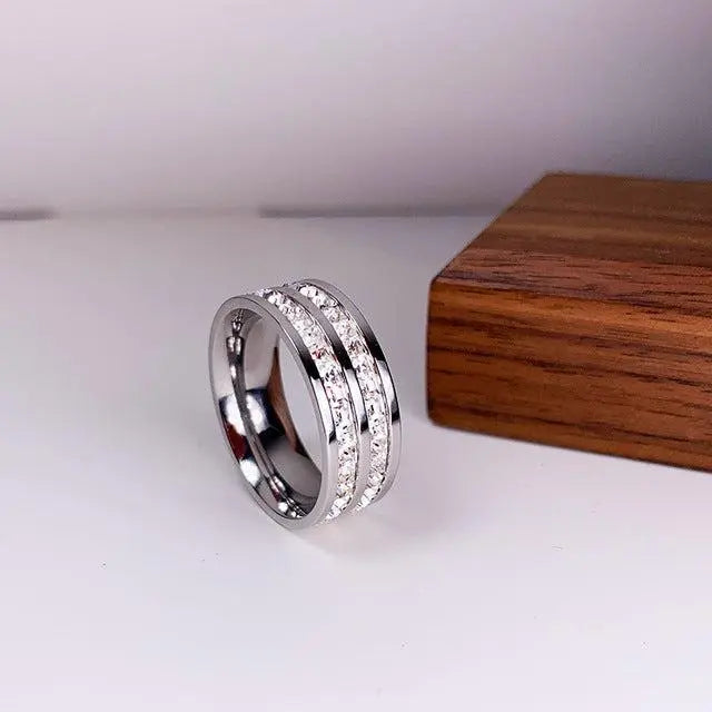 Elegant ring with double zirconia inlay 2
