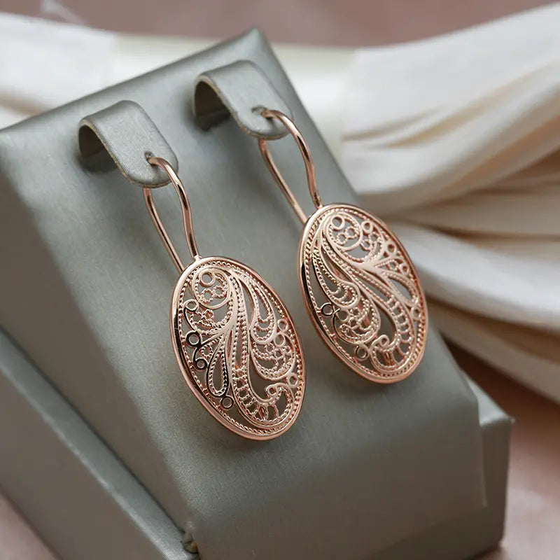 Elegant shiny earrings in gold 0