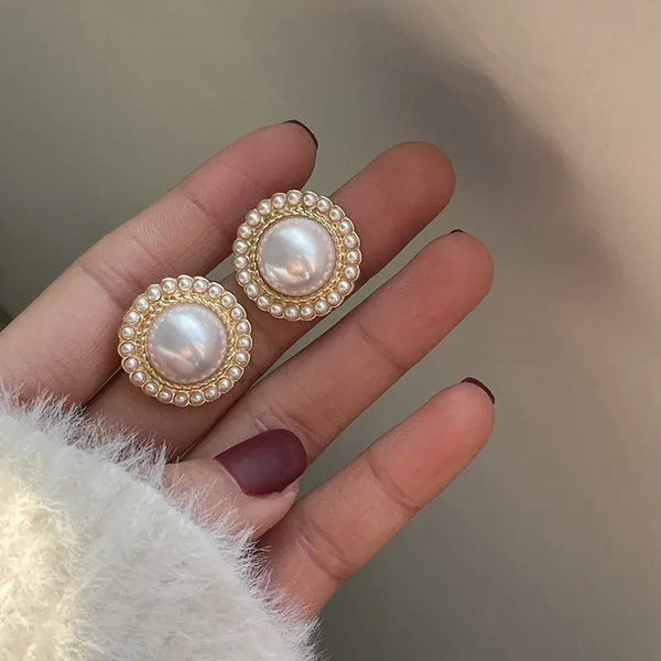 Elegant shiny pearl earrings 0