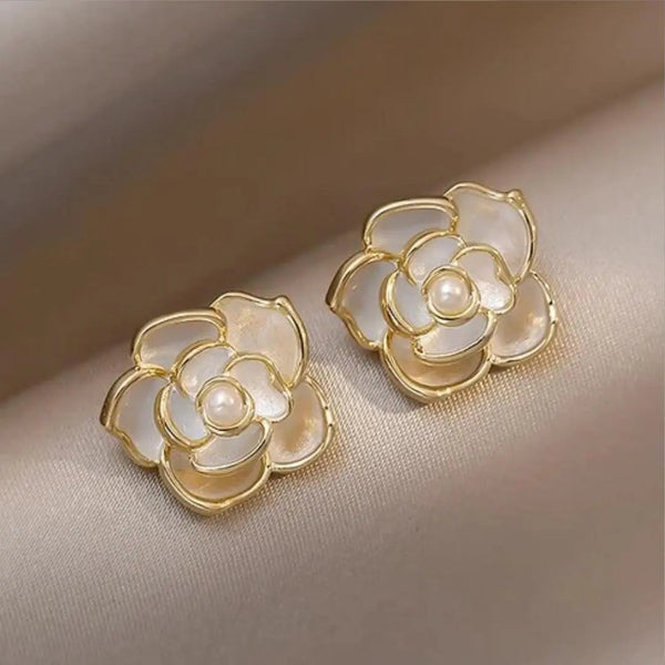 Elegant white flower earrings with pearls 0