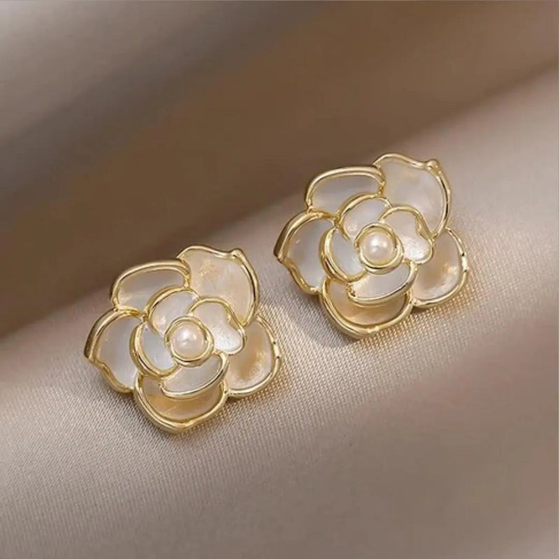 Elegant white flower earrings with pearls 0