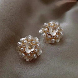 Flower earrings with elegant pearls 0