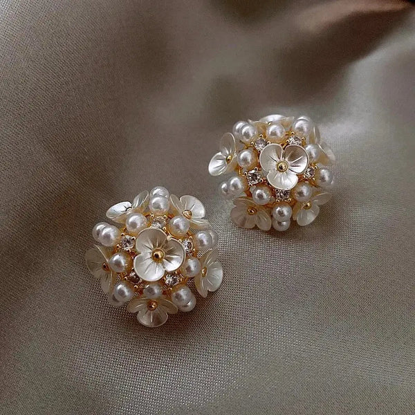 Flower earrings with elegant pearls 0