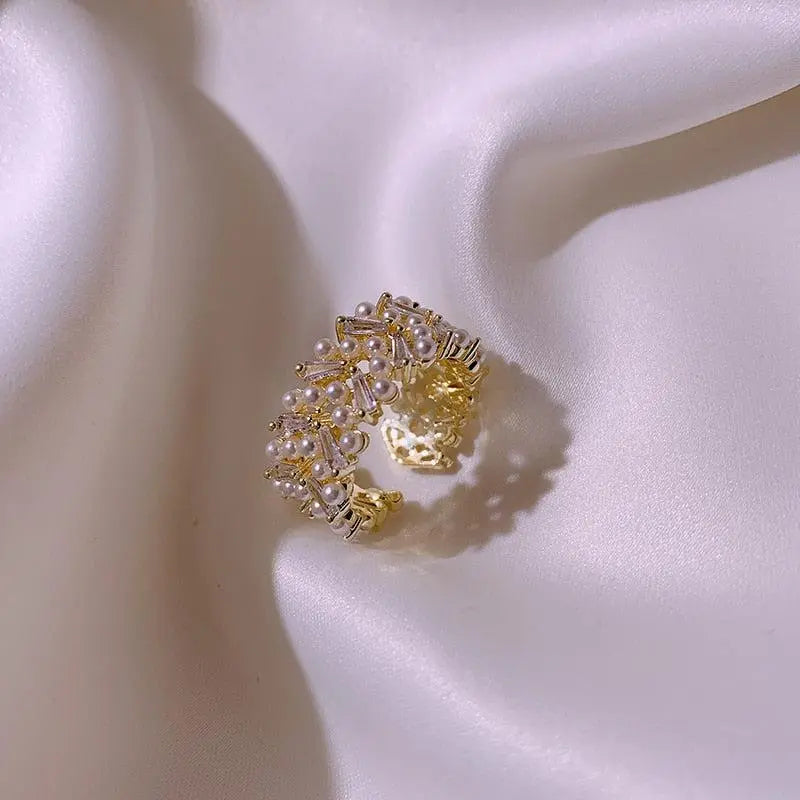 Luxurious Pearl Ring in Gold 4