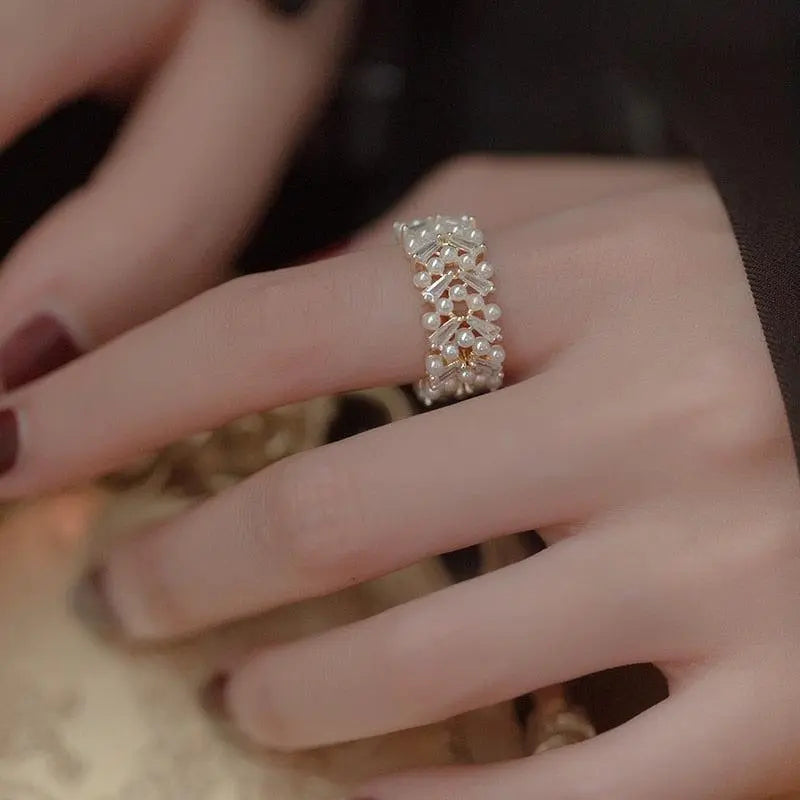 Luxurious Pearl Ring in Gold 5