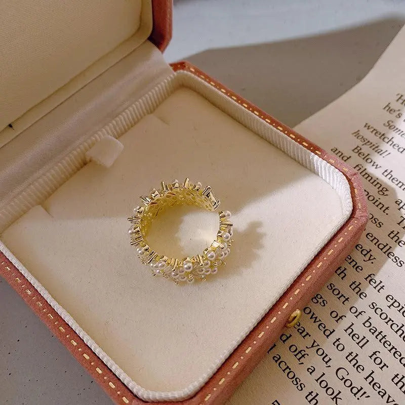 Luxurious Pearl Ring in Gold 6