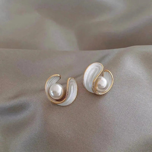 Luxurious earrings with white opal and pearl in gold 0