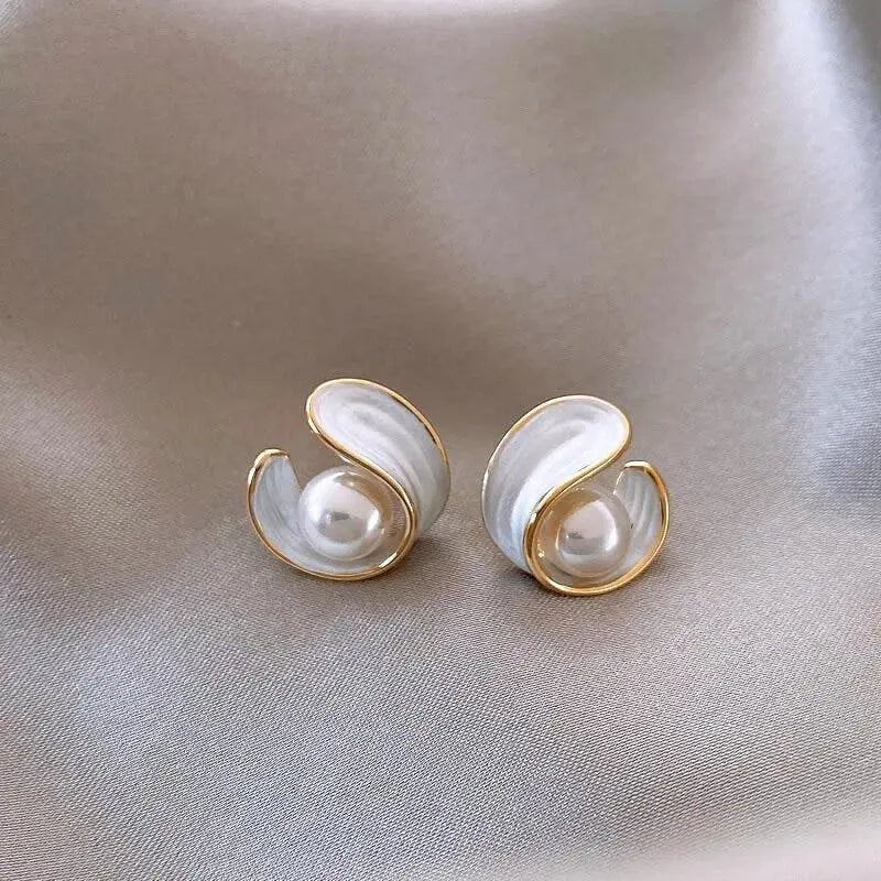 Luxurious earrings with white opal and pearl in gold 1