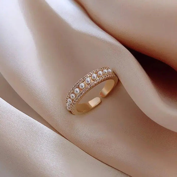 Luxury ring made of gold and pearls 0
