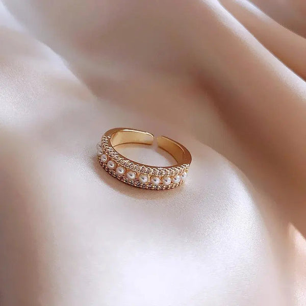 Luxury ring made of gold and pearls 1