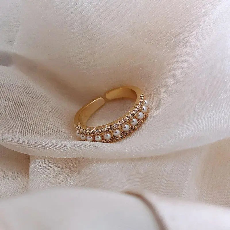 Luxury ring made of gold and pearls 2