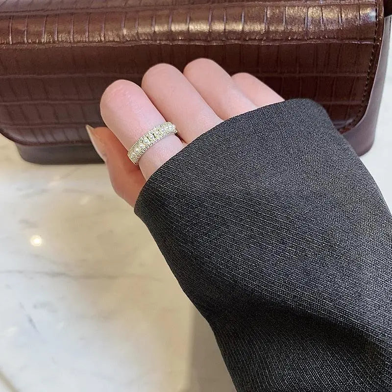 Luxury ring made of gold and pearls 3