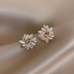 Luxury white opal earrings in gold 0