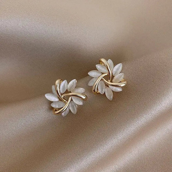 Luxury white opal earrings in gold 0