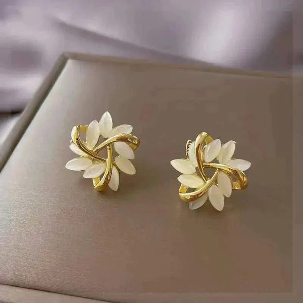 Luxury white opal earrings in gold 1