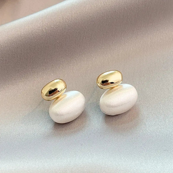 Oval Pearl Earrings in Gold 1