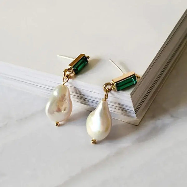 Pearl earrings with emeralds in gold 0