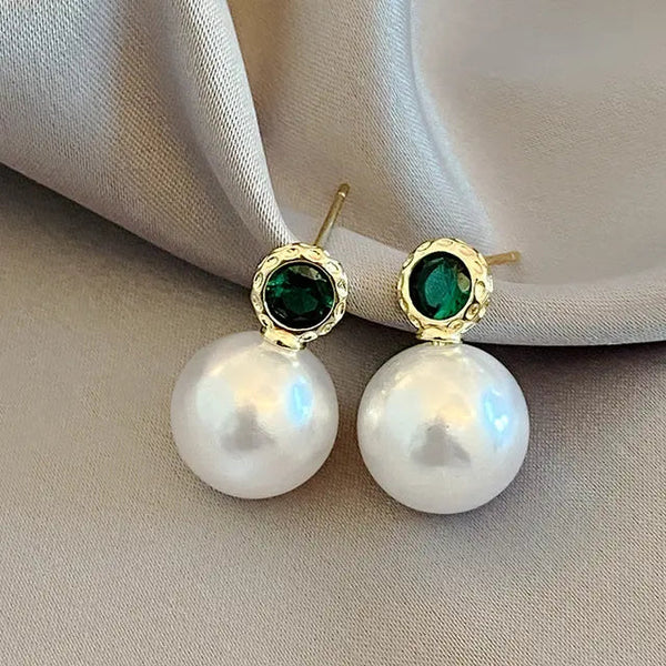 Pearl earrings with green crystal 0