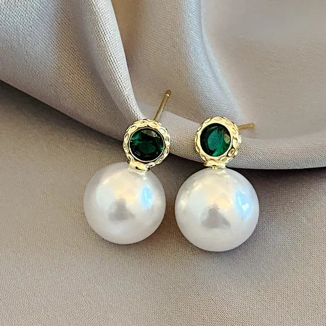 Pearl earrings with green crystal 0
