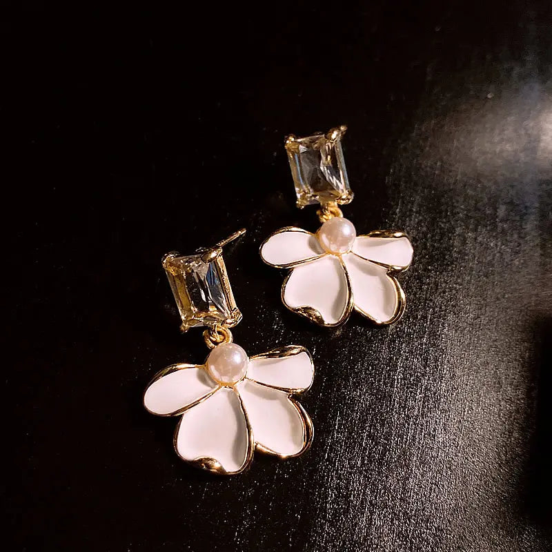 Pearl earrings with white petal 0
