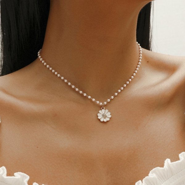 Pearl necklace with daisy pendant 0