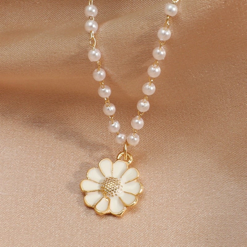 Pearl necklace with daisy pendant 1